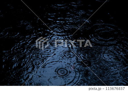 降り続く雨 波紋 降り続く雨 波紋 113676837