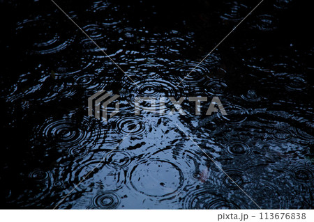 降り続く雨 波紋 降り続く雨 波紋 113676838