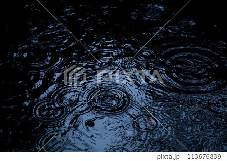 降り続く雨　波紋 113676839
