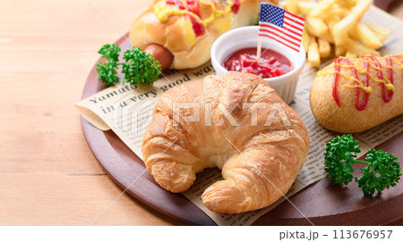 クロワッサンとアメリカンドッグとウインナーロール 113676957
