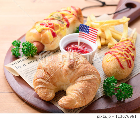 クロワッサンとアメリカンドッグとウインナーロール 113676961