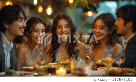 婚活パーティーをする男女 婚活パーティーをする男女 113677105