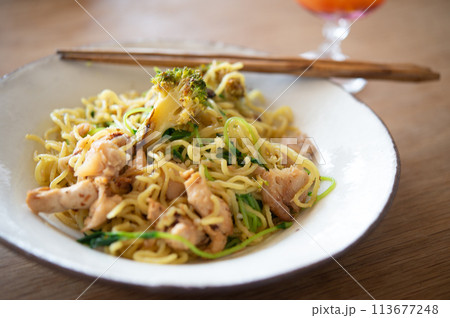 平目とブロッコリーの塩焼きそば 113677248