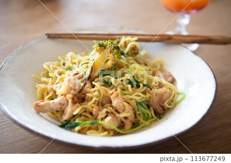 平目とブロッコリーの塩焼きそば 113677249