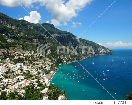 展望台から見たエメラルドグリーンの海 113677812