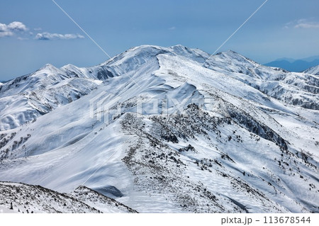 巻機山から谷川連峰へ続く冠雪の稜線 113678544
