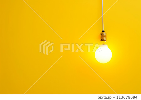 黄色い壁と黄色い電球 113678694