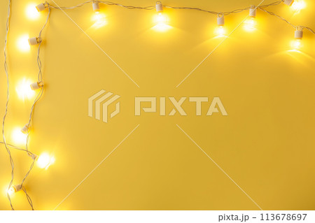 黄色い壁と黄色い電球 113678697