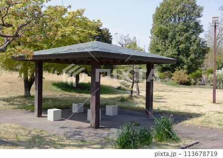 公園にある東屋 113678719
