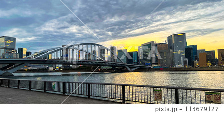 東京 夕方の隅田川 113679127