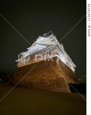 ライトアップされた大阪城 113679238