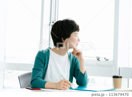 勉強する学生 勉強する学生 113679470