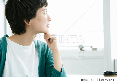 勉強する学生 勉強する学生 113679474