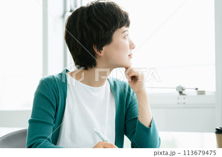 勉強する学生 勉強する学生 113679475