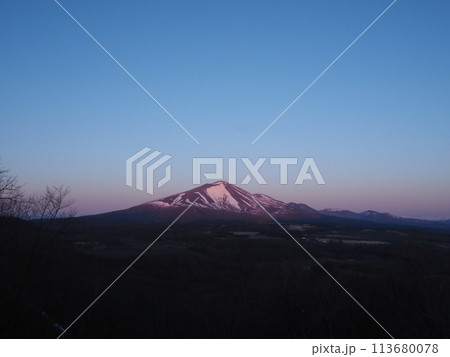 朝日に染まる浅間山　2 113680078