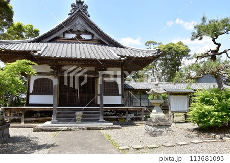 静岡県 東海道小夜の中山峠の久延寺本堂と新緑 静岡県 東海道小夜の中山峠の久延寺本堂と新緑 113681093