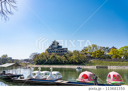 岡山県 お堀側から見た岡山城と白鳥ボートと桃ボートの乗り場 岡山県 お堀側から見た岡山城と白鳥ボートと桃ボートの乗り場 113681350