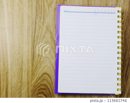 top view of blank paper background on wooden table 113681748