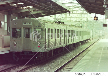 複線時代の高津駅を発車する東急8000系8003他、1979年5月1日 複線時代の高津駅を発車する東急8000系8003他、1979年5月1日 113682190