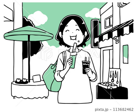 食べ歩きをする女性背景付き単色 113682462