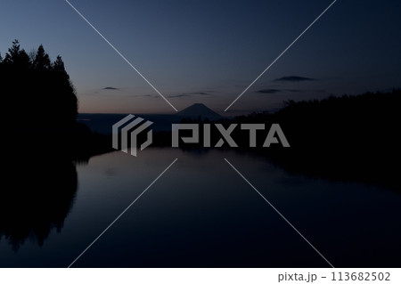 夜明け間近の灌漑用水池と富士 113682502