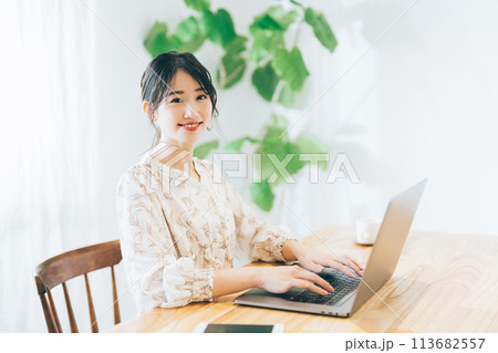 自宅でパソコンを使う女性 113682557