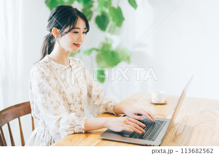 自宅でパソコンを使う女性 113682562