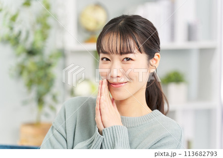 手を合わせお願いをする女性	 113682793