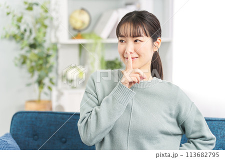 隠し事を抱える女性 113682795