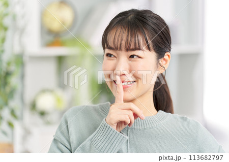 隠し事を抱える女性 113682797