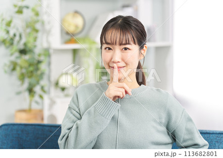 隠し事を抱える女性 隠し事を抱える女性 113682801