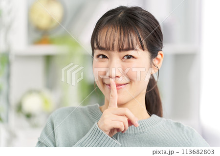 隠し事を抱える女性 隠し事を抱える女性 113682803