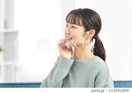 リビングで白い歯を見せる女性 113682809