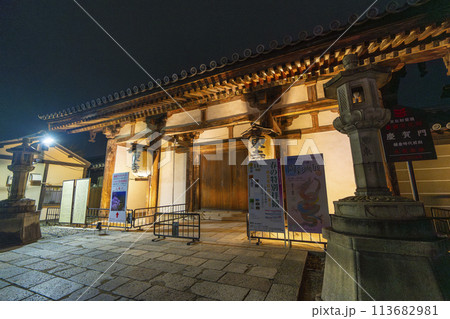 東寺　夜のライトアップ　慶賀門 113682981