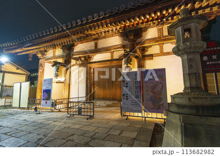 東寺 夜のライトアップ 慶賀門 東寺 夜のライトアップ 慶賀門 113682982