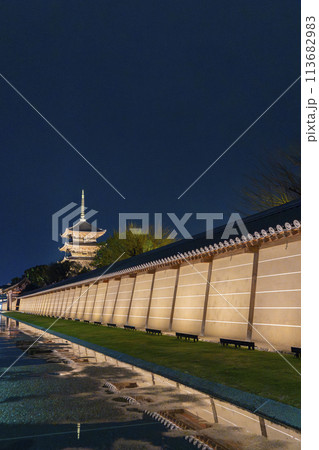 東寺　夜のライトアップ　五重塔 113682983