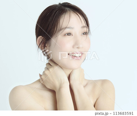 白バックの若い女性の上半身アップポートレート 白バックの若い女性の上半身アップポートレート 113683591