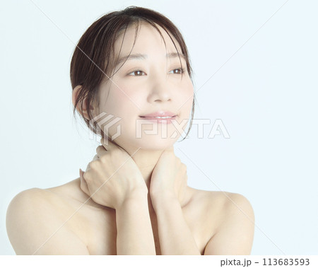 白バックの若い女性の上半身アップポートレート 白バックの若い女性の上半身アップポートレート 113683593
