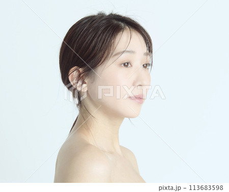 白バックの若い女性の上半身アップポートレート 113683598