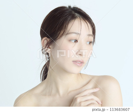 白バックの若い女性の上半身アップポートレート 113683607
