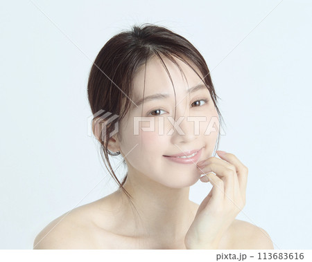白バックの若い女性の上半身アップポートレート 113683616