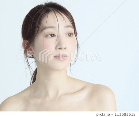 白バックの若い女性の上半身アップポートレート 113683618