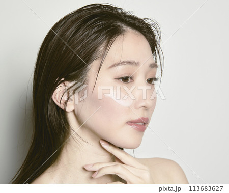 夏をイメージした白バックの若い女性のポートレート 夏をイメージした白バックの若い女性のポートレート 113683627