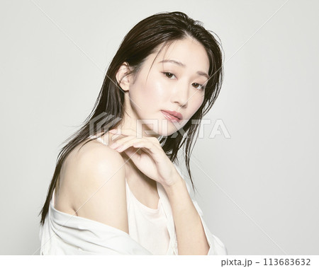 夏をイメージした白バックの若い女性のポートレート 113683632