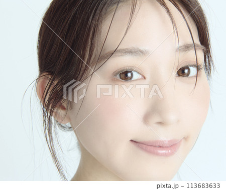 白バックの若い女性の上半身アップポートレート 113683633