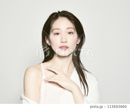 夏をイメージした白バックの若い女性のポートレート 夏をイメージした白バックの若い女性のポートレート 113683660