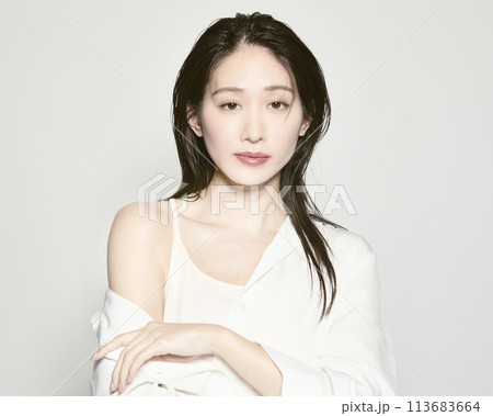 夏をイメージした白バックの若い女性のポートレート 夏をイメージした白バックの若い女性のポートレート 113683664