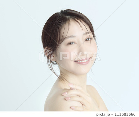 白バックの若い女性の上半身アップポートレート 113683666
