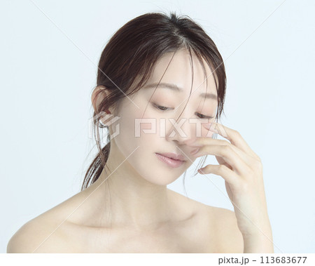 白バックの若い女性の上半身アップポートレート 白バックの若い女性の上半身アップポートレート 113683677
