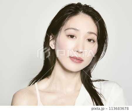 夏をイメージした白バックの若い女性のポートレート 113683678